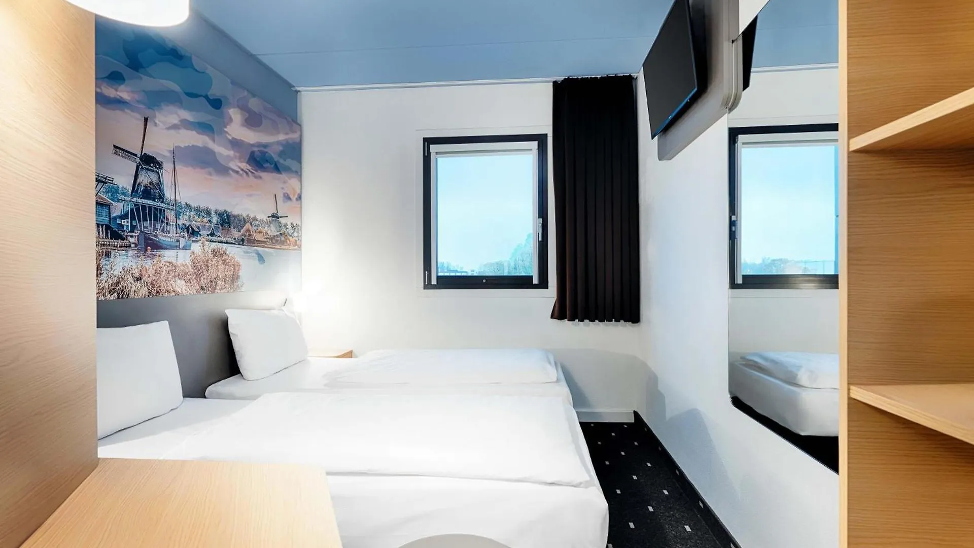 Staying Near the Houseboat Museum: 12 Budget Hotels Compared