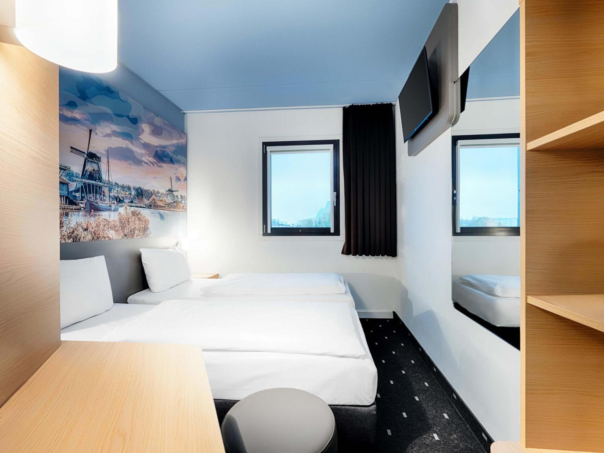 Staying Near the Houseboat Museum: 12 Budget Hotels Compared